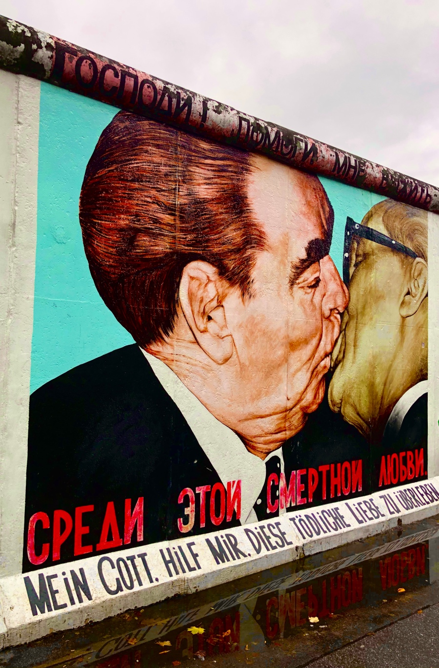 #achberlin Honeckers Kuss Berliner Mauer